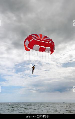 Parachute ascensionnel au-dessus de la mer d'orageux Banque D'Images