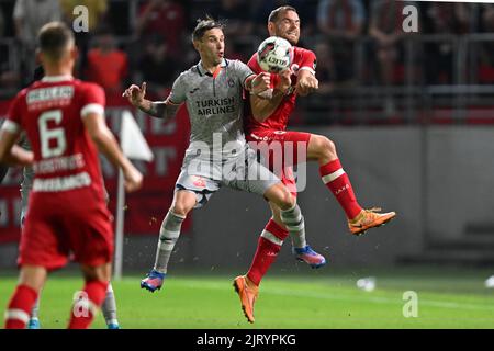 ANVERS - (lr) Lucas Biglia de İstanbul Başaksehir, Vincent Janssen du FC royal d'Anvers lors du match de la Ligue des conférences de l'UEFA entre le FC royal d'Anvers et Istanbul Basaksehir au stade de Boseuil sur 25 août 2022 à Anvers, Belgique. ANP | hauteur néerlandaise | GERRIT DE COLOGNE Banque D'Images