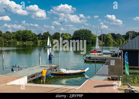 Allemagne, Bocholt, Basse-Rhin, Westmuensterland, Muensterland, Westphalie, Rhénanie-du-Nord-Westphalie, NRW, Aasee Bocholt, paysage marin, centre de loisirs, zone de loisirs locale, étape d'atterrissage sur le bord du lac, bateaux à voile Banque D'Images