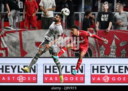 ANVERS - (lr) Lucas Pedro Alves de Lima d'Istanbul Basaksehir, Anthony Valencia du FC Royal d'Anvers lors du match de la Ligue des conférences de l'UEFA entre le FC Royal d'Anvers et Istanbul Basaksehir au stade de Boseuil sur 25 août 2022 à Anvers, Belgique. ANP | hauteur néerlandaise | GERRIT DE COLOGNE Banque D'Images