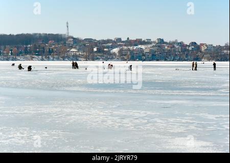 Pêcheurs de glace sur le lac Ternopil dans le centre de la ville de Ternopil en Ukraine Banque D'Images