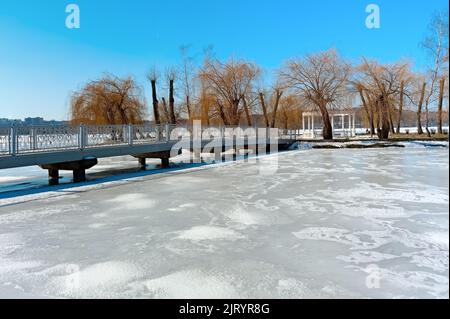 Pont à l'île de l'amour du lac Ternopil dans la ville de Ternopil en Ukraine Banque D'Images