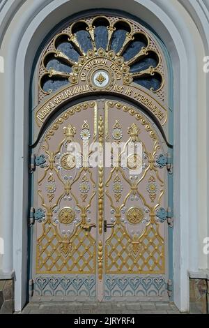 Porte ornée avec décoration florale à Pochayiv Ukraine Banque D'Images