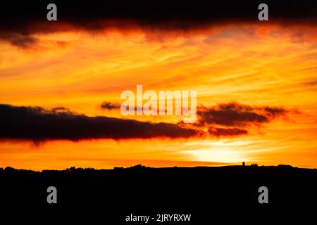 Padstow, Cornwall, Royaume-Uni. 27th août 2022. Météo Royaume-Uni. Tôt le matin, les nuages se sont levés pour donner un lever de soleil magnifique sur la rivière Camel, avec la promesse d'un beau temps pour le premier jour du week-end des vacances en banque. Crédit Simon Maycock / Alamy Live News. Banque D'Images