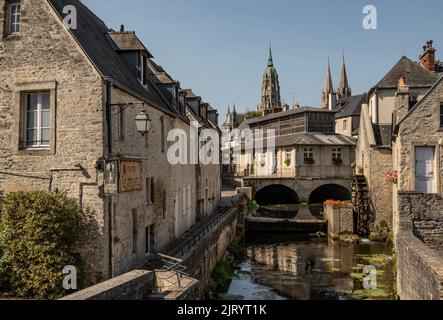 Le centre de la vieille ville le long de la rivière Aure de Bayeux, France Banque D'Images