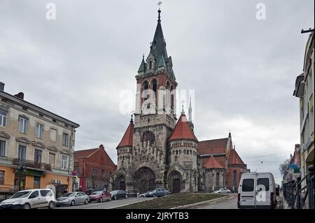 La vue sur l'église notre-Dame du Saint Rosaire et la ville de Saint Stanislaus, Ukraine Banque D'Images