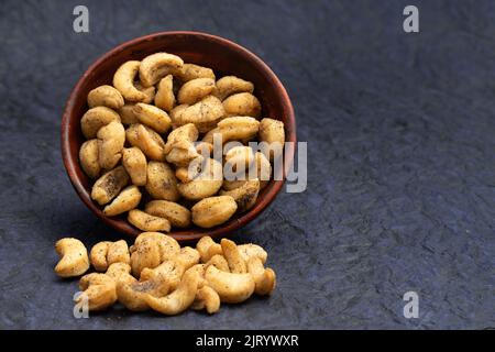 Les biscuits NAMKÉKÉKÉCHEAKA Masala Kaju rôtis sont des biscuits salés épicés faits de farine de blé Maida Ajwain Chili et saupoudrés de poivre noir Banque D'Images