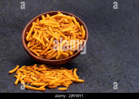 Indian Namkeen Kurkura Kacchi Aloo Sev Spicy Stick chips Bhujia ou Kurkure Aaloo Seb Bhujiya Lachha mélange les fryums sont faits de pommes de terre rôties D Banque D'Images