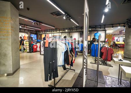 KUALA LUMPUR, MALAISIE - VERS JANVIER 2020 : photo intérieure du magasin Adidas dans le centre commercial Suria KLCC de Kuala Lumpur. Banque D'Images