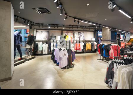 KUALA LUMPUR, MALAISIE - VERS JANVIER 2020 : photo intérieure du magasin Adidas dans le centre commercial Suria KLCC de Kuala Lumpur. Banque D'Images