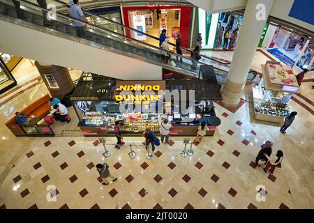 KUALA LUMPUR, MALAISIE - VERS JANVIER 2020 : Dunkin' Donuts au centre commercial Suria KLCC de Kuala Lumpur. Banque D'Images