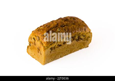 Pain croquant de nourrissant, tandis que le pain de blé avec des graines de citrouille isolées sur fond blanc. La base d'un délicieux sandwich. . Photo de haute qualité Banque D'Images