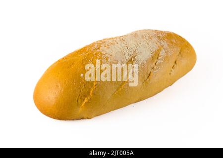 Gros plan studio d'un pain blanc frais fait de farine de blé avec un peu de fleur arrosée sur le dessus. Isolé sur fond blanc. Photo de haute qualité Banque D'Images