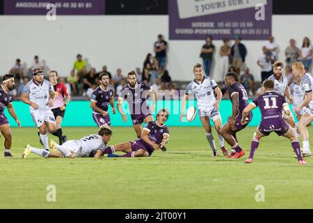 Angoulême, France. 26th août 2022. Matthieu Ulgade d'Angoulême, Nicolas Freitas de vannes pendant le championnat de France Pro D2 match de rugby entre Soyaux-Angoulême XV et RC vannes sur 26 août 2022 au stade Chanzy d'Angoulême, France - photo Damien Kilani / DK Prod / DPPI crédit: DPPI Media / Alay Live News Banque D'Images