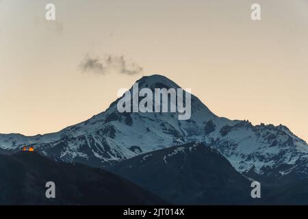 Vue à couper le souffle de Mkinvartsveri au crépuscule, Kazbeegi, Géorgie. Photo de haute qualité Banque D'Images