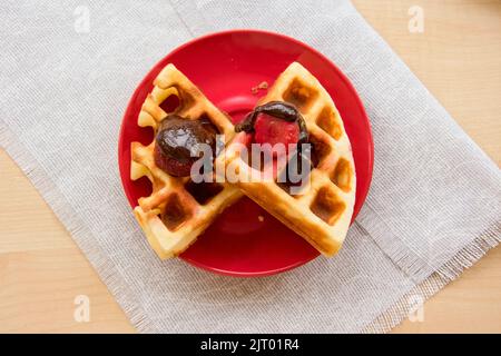 Gaufres viennoises avec fraises et chocolat sur l'assiette Banque D'Images