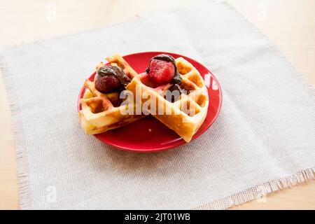 Gaufres viennoises avec fraises et chocolat sur l'assiette Banque D'Images