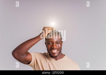étudiant hispanique avec badge arc-en-ciel sur le t-shirt en studio isolat Banque D'Images