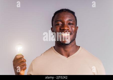 étudiant hispanique avec badge arc-en-ciel sur le t-shirt en studio isolat Banque D'Images