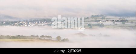 Tavistock, parc national de Dartmoor, Devon, Royaume-Uni. 27th août 2022. Météo au Royaume-Uni : l'élégante ville marchande de Tavistock, qui se trouve en bordure du parc national de Dartmoor, émerge de la brume juste après le lever du soleil. Après des semaines de temps chaud et brumeux, le temps a pris une atmosphère automnale. Credit: Celia McMahon/Alamy Live News Banque D'Images