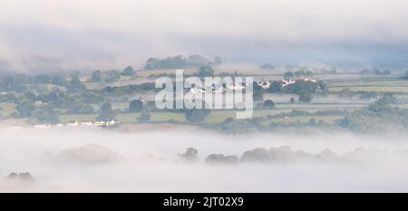 Tavistock, parc national de Dartmoor, Devon, Royaume-Uni. 27th août 2022. Météo au Royaume-Uni : l'élégante ville marchande de Tavistock, qui se trouve en bordure du parc national de Dartmoor, émerge de la brume juste après le lever du soleil. Après des semaines de temps chaud et brumeux, le temps a pris une atmosphère automnale. Credit: Celia McMahon/Alamy Live News Banque D'Images