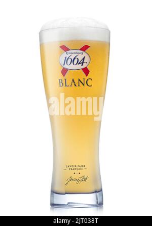 LONDRES, Royaume-Uni - AOÛT 05,2022 : bière de blé blanc Kronenbourg 1664 en verre mat original avec mousse sur blanc. Banque D'Images