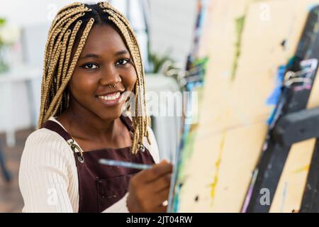 Jeune étudiant africain avec perçage du nez avec septum au studio d'art Banque D'Images