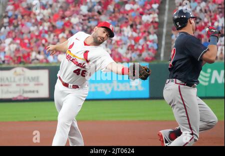 St Louis, États-Unis. 26th août 2022. St. Louis, États-Unis. 26th août 2022. Les braves d'Atlanta Austin Riley est étiqueté par le premier baseur de St Louis Cardinals Paul Goldschmidt dans le premier repas au stade Busch de St Louis vendredi, 26 août 2022. Photo par Bill Greenblatt/UPI crédit: UPI/Alamy Live News crédit: UPI/Alamy Live News Banque D'Images