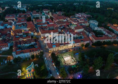 Aerial photo taken with a drone shows the first day, qualifications and group stage of the main part of the Pro 3x3 Croatia Tour as part of FIBA 3x3 Quest tournament in Karlovac, Croatia on August 28, 2022.  Photo: Igor Kralj/PIXSELL Credit: Pixsell photo & video agency/Alamy Live News Banque D'Images
