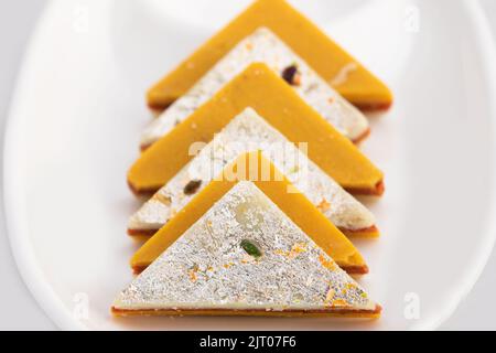 Indian Mithai Kaju Kesar Choco Gulkand Sandwich Burfi également connu sous le nom de Kajoo Barfi est en forme de diamant doux fait de noix de cajou, chocolat, Saffron, Mawa, Banque D'Images