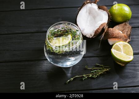 séltzer dur à la noix de coco sur fond sombre Banque D'Images