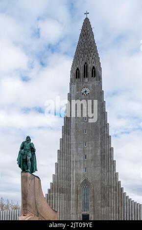 Statue de Leif Eiriksson sur la place en face de la cathédrale de Hallgrimskirkja, Reykjavik, Islande. Banque D'Images