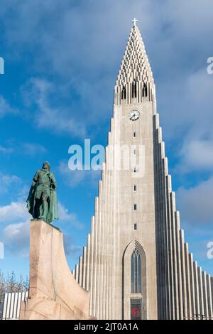 Statue de Leif Eiriksson sur la place en face de la cathédrale de Hallgrimskirkja, Reykjavik, Islande. Banque D'Images