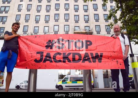 Londres, Royaume-Uni. 26th août 2022. Des manifestants se sont rassemblés devant le siège de Shell à Londres pour protester contre le champ gazier de Jackdaw en mer du Nord. Banque D'Images