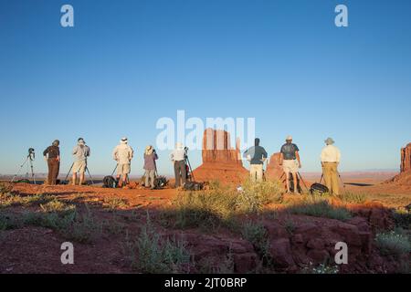 Un groupe de photographes dans un atelier de photo prenant des photos dans Monument Valley Navajo Tribal Park en Arizona. Banque D'Images