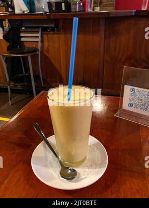 Un smoothie à la mangue et à la banane dans un restaurant à Arica, au Chili. Banque D'Images