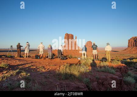 Un groupe de photographes dans un atelier de photo prenant des photos dans Monument Valley Navajo Tribal Park en Arizona. Banque D'Images