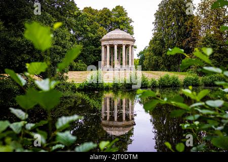 Hanovre, Allemagne. 27th août 2022. Par temps nuageux, le temple Leibniz se reflète sur la surface d'eau d'un étang dans le Georgengarten, dans les jardins de Herrenhäuser. Credit: Moritz Frankenberg/dpa/Alay Live News Banque D'Images