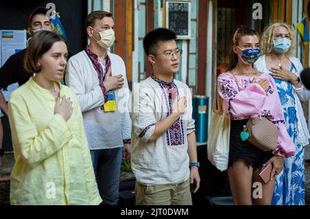 Taipei. 27th août 2022. Taiwanais, les expatriés et les Ukrainiens qui vivent sur l'île chantent l'hymne pendant qu'ils prennent part à un festival pour célébrer le jour de l'indépendance ukrainienne à Taipei, Taiwan le 27/08/2022 par Wiktor Dabkowski crédit: dpa/Alay Live News Banque D'Images