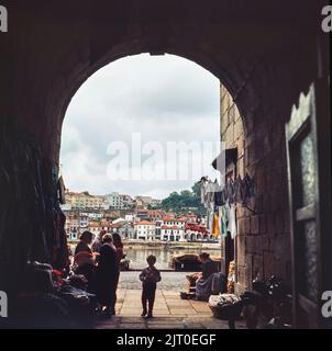 PORTUGAL - PORTO - 1970. Un marché sur le Cais da Ribeira sur le bord de mer du Douro dans le quartier de Ribeira de Porto, en direction de Vila Nova de Banque D'Images