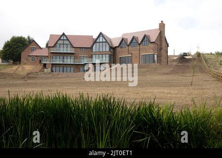 Grandes propriétés luxueuses sur les rives de la rivière Avon Warwickshire Banque D'Images