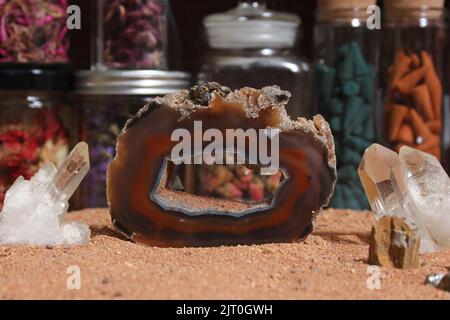 Corail agatisé avec points de cristal de quartz sur la table de méditation Banque D'Images