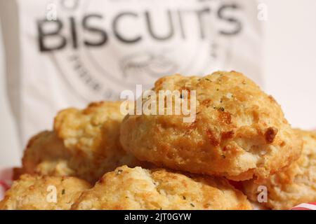 Biscuits au fromage à l'ail frais avec biscuit affiche en arrière-plan DOF peu profonde Banque D'Images