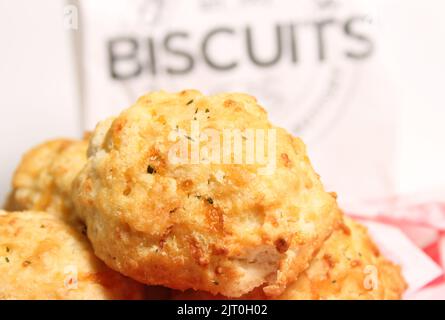 Biscuits au fromage à l'ail frais avec biscuit affiche en arrière-plan DOF peu profonde Banque D'Images