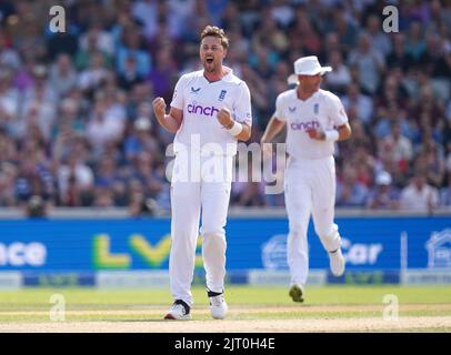 Ollie Robinson, en Angleterre, célèbre la prise du cricket de Sarel Erwee, en Afrique du Sud, lors du troisième jour du deuxième test LV= Insurance à Emirates Old Trafford, Manchester. Date de la photo: Samedi 27 août 2022. Banque D'Images