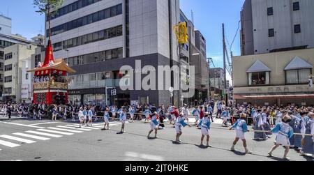 Gion Matsuri (Festival de Gion), défilé de chars, tirant le flotteur de Taka yama (faucon float) à travers les rues de Kyoto, Japon Banque D'Images