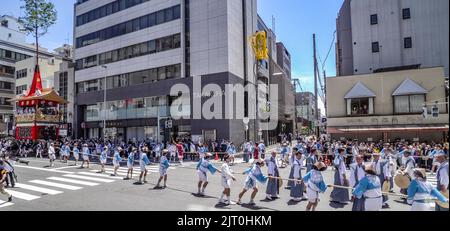 Gion Matsuri (Festival de Gion), défilé de chars, tirant le flotteur de Taka yama (faucon float) à travers les rues de Kyoto, Japon Banque D'Images