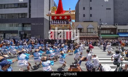 Gion Matsuri (Festival de Gion), défilé de chars, tirant le flotteur de Taka yama (faucon float) à travers les rues de Kyoto, Japon Banque D'Images
