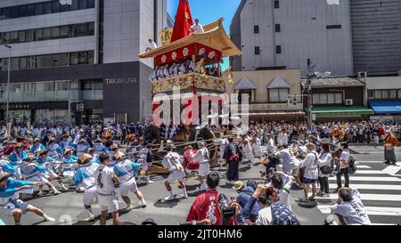 Gion Matsuri (Festival de Gion), défilé de chars, tirant le flotteur de Taka yama (faucon float) à travers les rues de Kyoto, Japon Banque D'Images