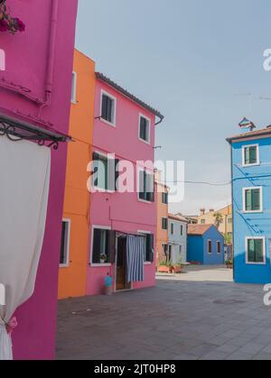 Une photo verticale de maisons colorées sur l'île de Burano par une journée ensoleillée près de Venise, Italie Banque D'Images